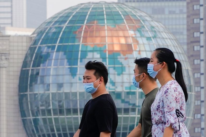 &copy; Reuters. أشخاص يضعون كمامات للوقاية من فيروس كورونا في شنغهاي يوم 25 أغسطس اب 2021. تصوير: آلي سونج - رويترز. 