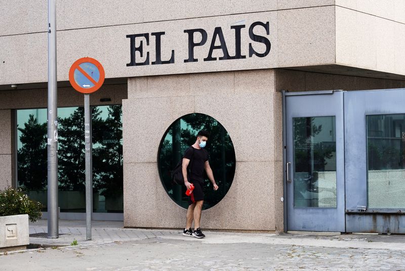 &copy; Reuters. FOTO DE A RCHIVO: Un hombre con mascarilla pasa frente al edificio del diario El País en Madrid, España, el 15 de junio de 2020. REUTERS/Juan Medina