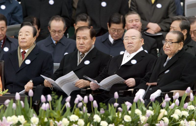 &copy; Reuters. 　１０月２６日、韓国の聯合ニュースは２６日、盧泰愚元大統領（写真左から2人目）が死去したと報じた。写真は韓国ソウルで２００３年２月撮影（２０２１年　ロイター／Lee Jae-Won）
