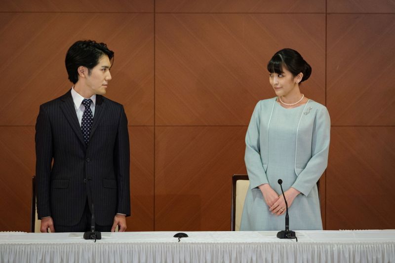 © Reuters. Japan's Princess Mako and her husband Kei Komuro attend a news conference to announce their wedding at Grand Arc Hotel in Tokyo, Japan, October 26, 2021. Nicolas Datiche/Pool via REUTERS