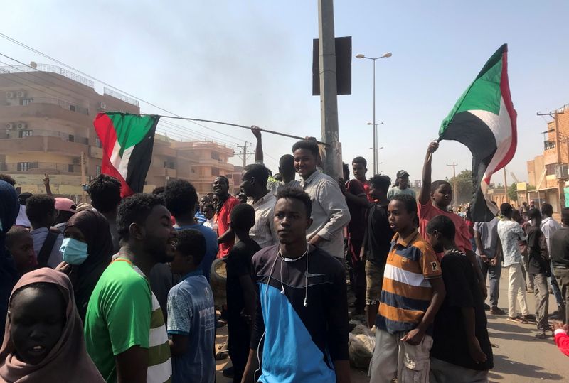 &copy; Reuters. Un grupo de manifestantes bloquea una carretera durante lo que el ministerio de Información sudanés calificó de golpe de Estado en Jartum, Sudán, el 25 de octubre de 2021. REUTERS/El Tayeb Siddig