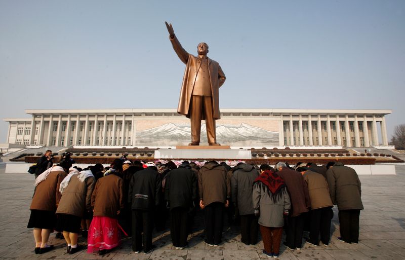 &copy; Reuters. A group of people bow at the base of the giant bronze statue of the state founder and 'Great Leader' Kim-Il Sung in the North Korean capital of Pyongyang February 26, 2008.       REUTERS/David Gray/Files
