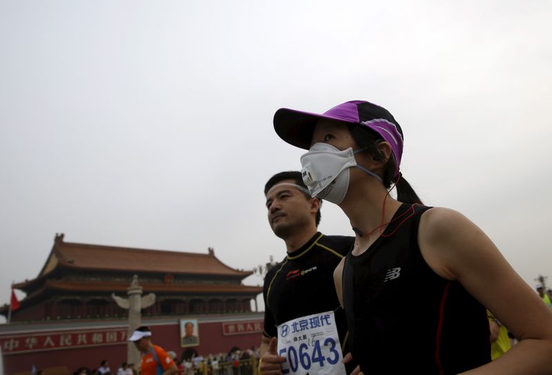 © Reuters. مشاركون في نسخة سابقة من ماراثون بكين. رويترز