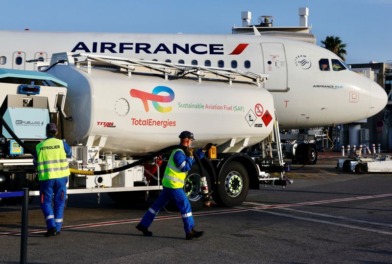 &copy; Reuters. FILE PHOTO: An Air France aircraft, operated with sustainable aviation fuel (SAF) produced by TotalEnergies, is refueled before its first flight from Nice to Paris at Nice airport, France, October 1, 2021.  REUTERS/Eric Gaillard