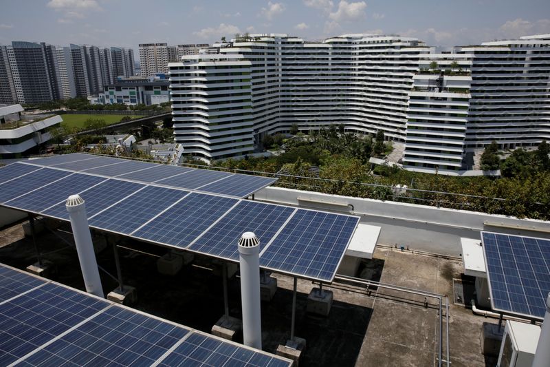 &copy; Reuters. FIEL PHOTO: Solar panels are seen on the roof of a public housing block in Singapore September 23, 2018. Picture taken September 23, 2018.      REUTERS/Thomas White
