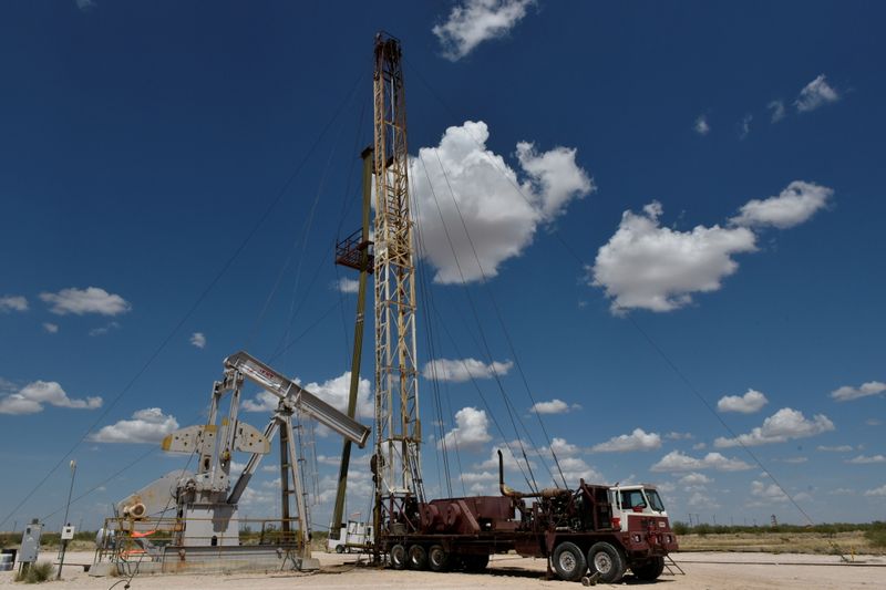 &copy; Reuters. FILE PHOTO: A work-over rig performs maintenance on an oil well in the Permian Basin oil production area near Wink, Texas U.S. August 22, 2018. Picture taken August 22, 2018. REUTERS/Nick Oxford