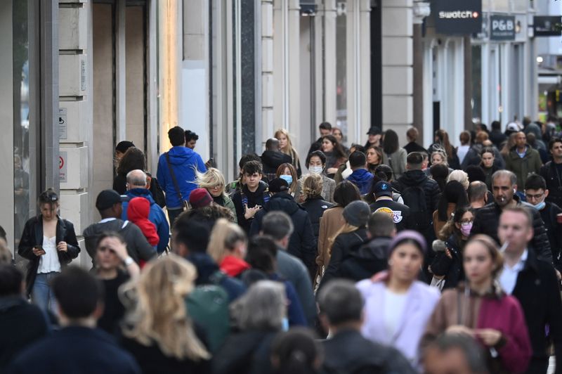 &copy; Reuters. Shoppers, some wearing masks, walk along Oxford Street amidst the spread of the coronavirus disease (COVID-19) pandemic, in London, Britain, October 20, 2021. REUTERS/Toby Melville