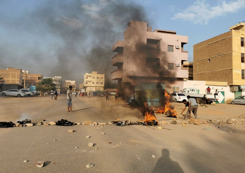 &copy; Reuters. محتجون يغلقون أحد الطرق في الخرطوم يوم الاثنين. تصوير: الطيب صديق - رويترز