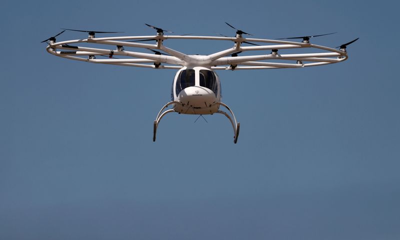 &copy; Reuters. FILE PHOTO: A prototype of an electrical air-taxi drone by German start-up Volocopter that takes off and lands vertically performs a non-passenger flight over Le Bourget airport, near Paris, France, June 21, 2021. REUTERS/Christian Hartmann/File Photo