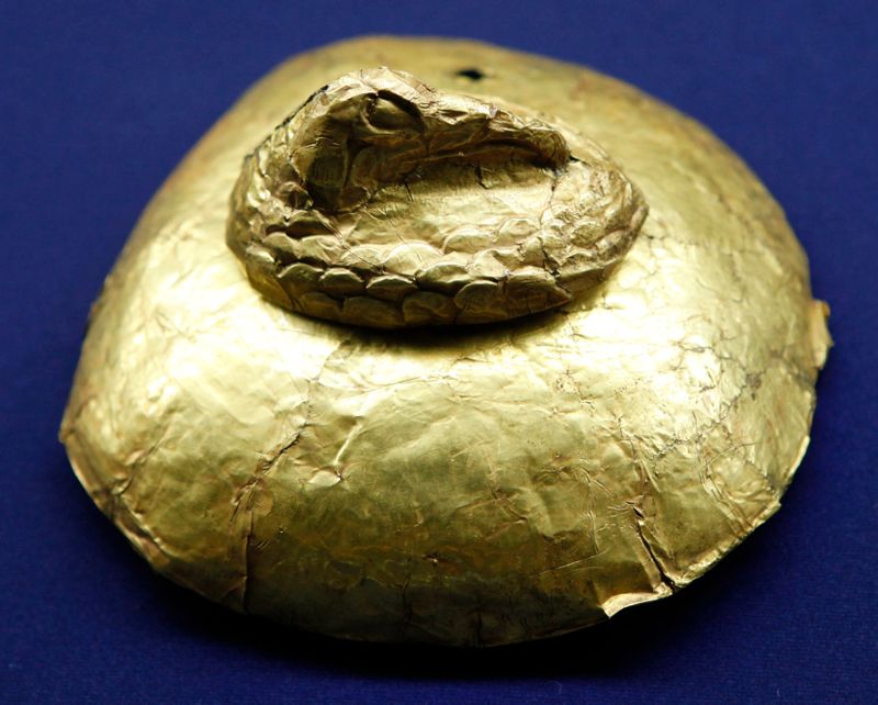 &copy; Reuters. A gold object excavated from the Scythian burial mound Arzhan-2 is displayed at the national museum in Kyzyl July 20, 2010. A joint Russian-German archaeological expedition discovered more than 20 kg of gold artefacts in the undisturbed barrow, a royal ne