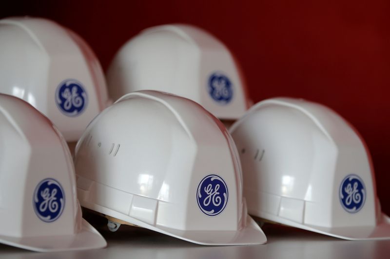 &copy; Reuters. Imagen de archivo del logo de General Electric en cascos de seguridad de trabajadores durante una visita a la planta de turbinas eólicas costa afuera de General Electric en Montoir-de-Bretagne