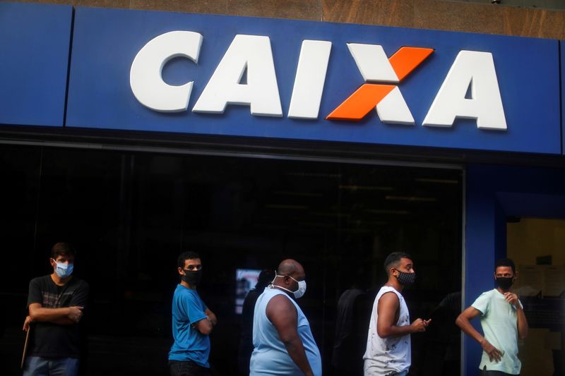 &copy; Reuters. FILE PHOTO: People line outside the Caixa public bank, where people try to receive emergency aid given by the federal government to the most vulnerable, following the coronavirus disease (COVID-19) outbreak, in Rio de Janeiro, Brazil April 29, 2020.  REUT