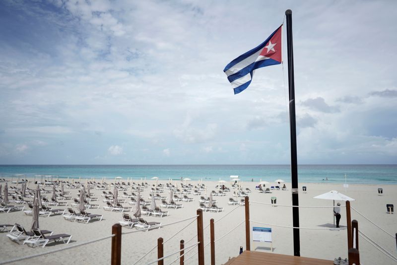 &copy; Reuters. FILE PHOTO: A Cuban flag is seen on the beach amid concerns about the spread of the coronavirus disease (COVID-19) in Varadero, Cuba, October 22, 2021. Picture taken on October 22, 2021. REUTERS/Alexandre Meneghini/File Photo