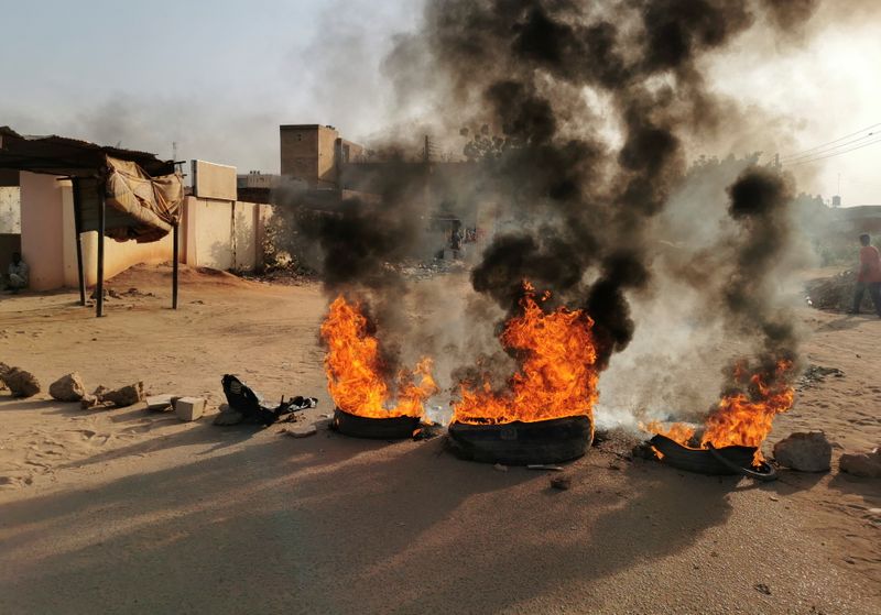 &copy; Reuters. Manifestantes bloqueiam rua em Cartum, no Sudão
25/10/2021 REUTERS/El Tayeb Siddig