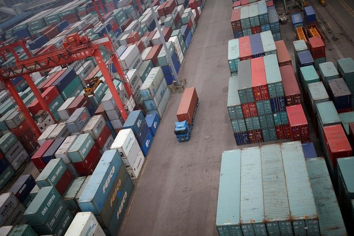 © Reuters. Caminhão passa entre contêineres em um terminal no porto de Incheon, na Coreia do Sul
26/05/2016 REUTERS/Kim Hong-Ji