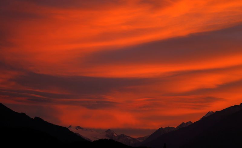 &copy; Reuters. FILE PHOTO: The snow covered Stubai Glacier mountains are seen during sunset in Innsbruck September 22, 2013. REUTERS/Dominic Ebenbichler/File Photo