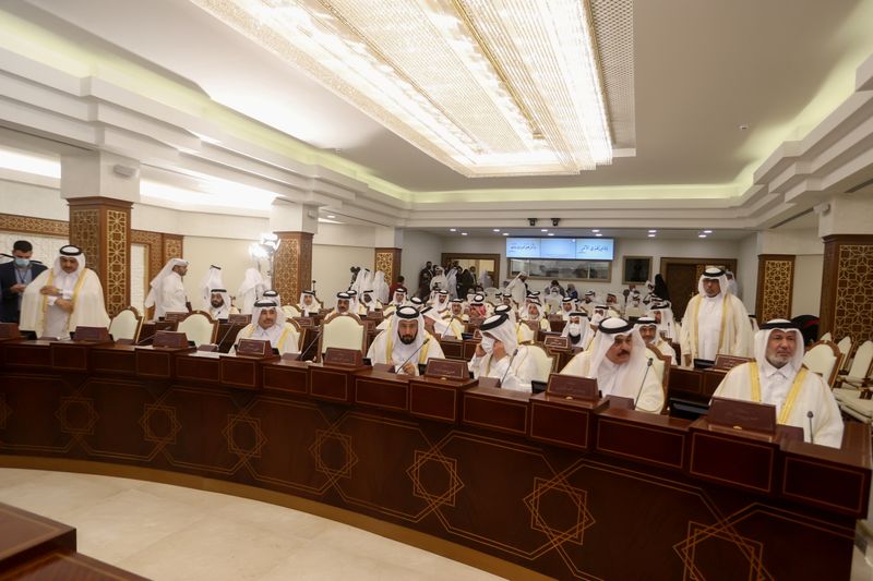 &copy; Reuters. أعضاء مجلس الشورى القطري يحضرون الاجتماع الأول للمجلس في العاصمة الدوحة يوم الثلاثاء. تصوير: إبراهيم العموري - رويترز.