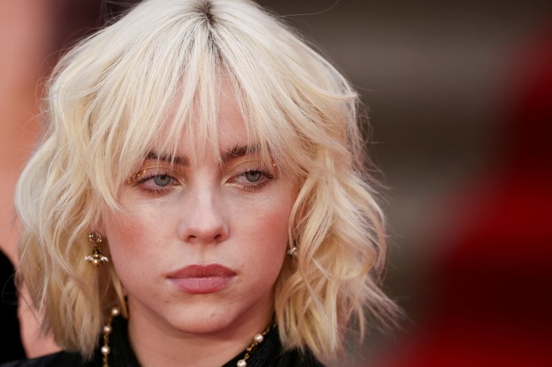 &copy; Reuters. Imagen de archivo de la cantante Billie Eilish posando durante el estreno mundial de la nueva película de James Bond, "Sin tiempo para morir", en el Royal Albert Hall en Londres, Reino Unido. 28 de septiembre, 2021. REUTERS/Henry Nicholls/Archivo