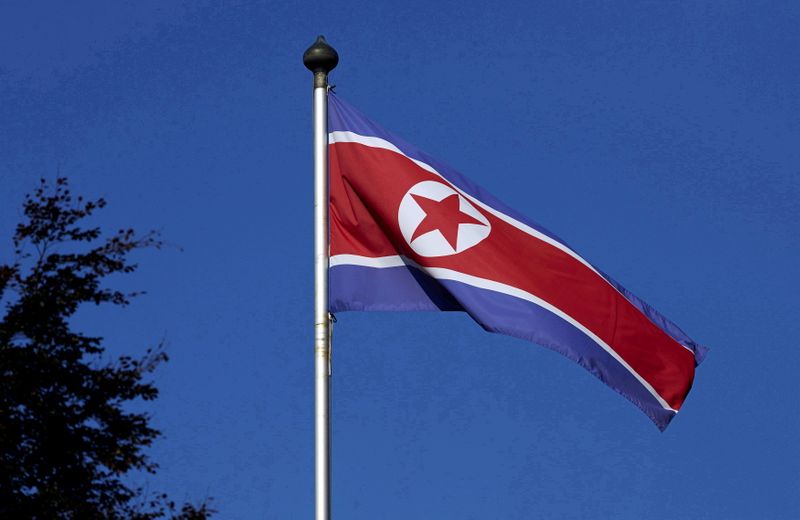 &copy; Reuters. Bandeira da Coreia do Norte na missão diplomática do país em Genebra
02/10/2014 REUTERS/Denis Balibouse