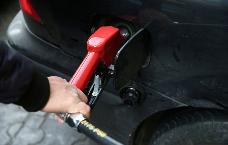 &copy; Reuters. FILE PHOTO: A man fills up his car's tank at a petrol station, after fuel price increased in Tehran, Iran November 15, 2019. Nazanin Tabatabaee/WANA (West Asia News Agency) via REUTERS/File Photo