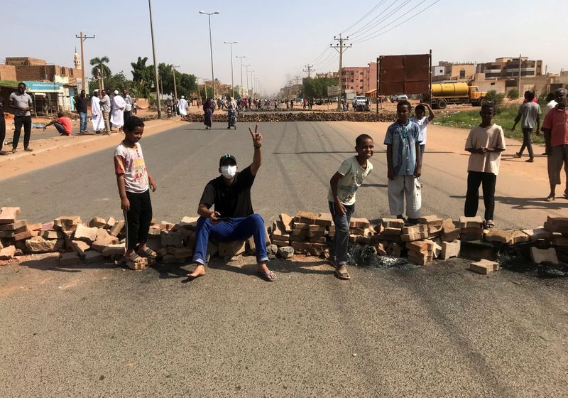 © Reuters. محتجون يقيمون حاجزا من الحجارة في أحد شوارع العاصمة السودانية الخرطوم يوم الاثنين. تصوير: محمد نور الدين عبد الله - رويترز.