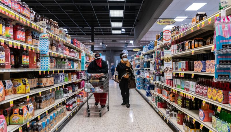 &copy; Reuters. FILE PHOTO: Shoppers browse in a supermarket while wearing masks to help slow the spread of coronavirus disease (COVID-19) in north St. Louis, Missouri, U.S. April 4, 2020. REUTERS/Lawrence Bryant