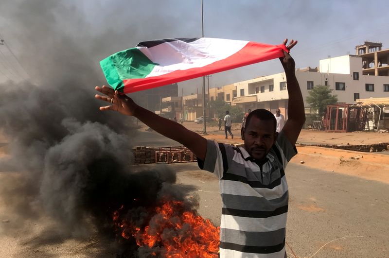 &copy; Reuters. スーダン統治評議会の議長で軍側トップのブルハン氏は、政府追放は内戦の回避が目的だったと主張し、拘束されているハムドク首相は無事と明らかにした。写真はスーダンで２５日撮影（