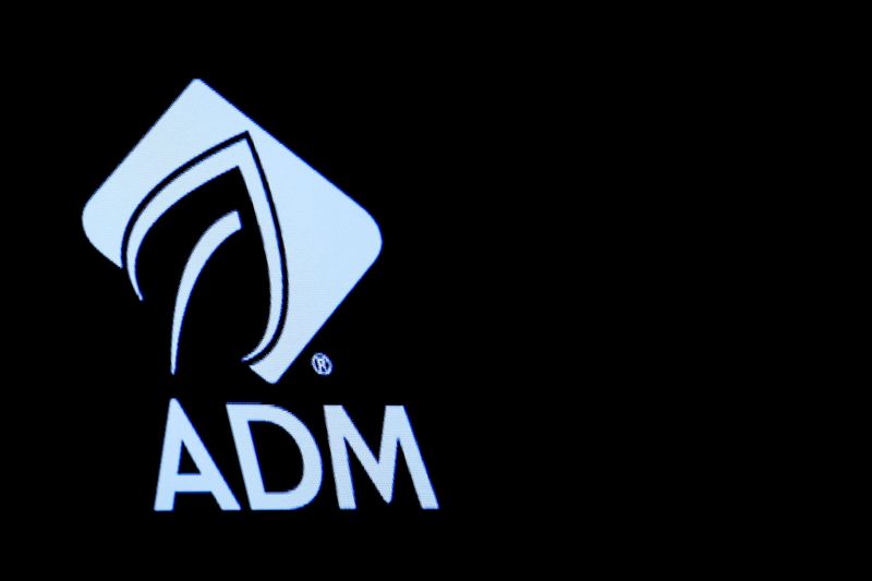 &copy; Reuters. Imagen de archivo del logo de Archer Daniels Midland Co. (ADM) proyectado en una pantalla en la Bolsa de Valores de Nueva York (NYSE) en Nueva York, Estados Unidos. 3 de mayo, 2018. REUTERS/Brendan McDermid/Archivo