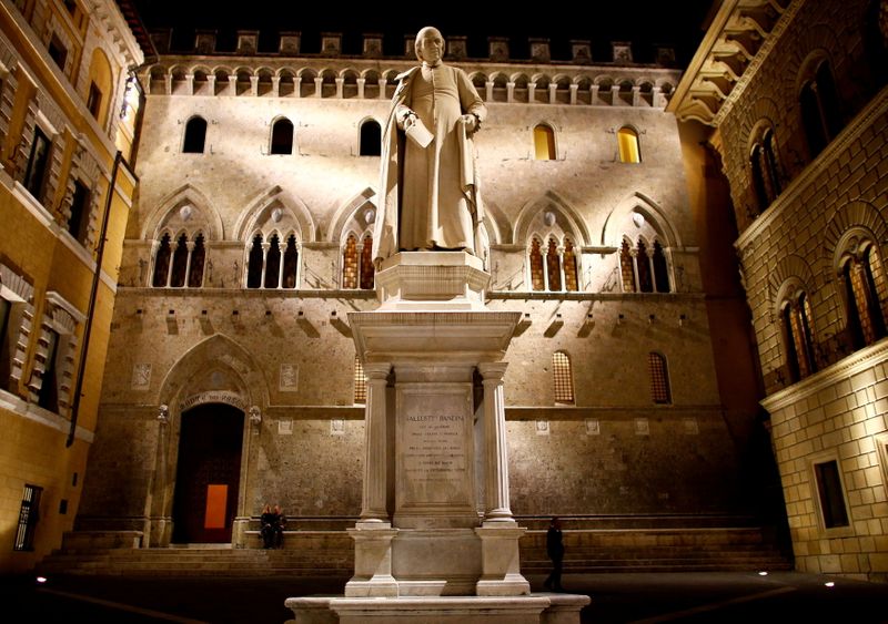 &copy; Reuters. FILE PHOTO: The entrance of Monte dei Paschi bank headquarters is seen in downtown Siena, Italy, October 27, 2017. REUTERS/Stefano Rellandini