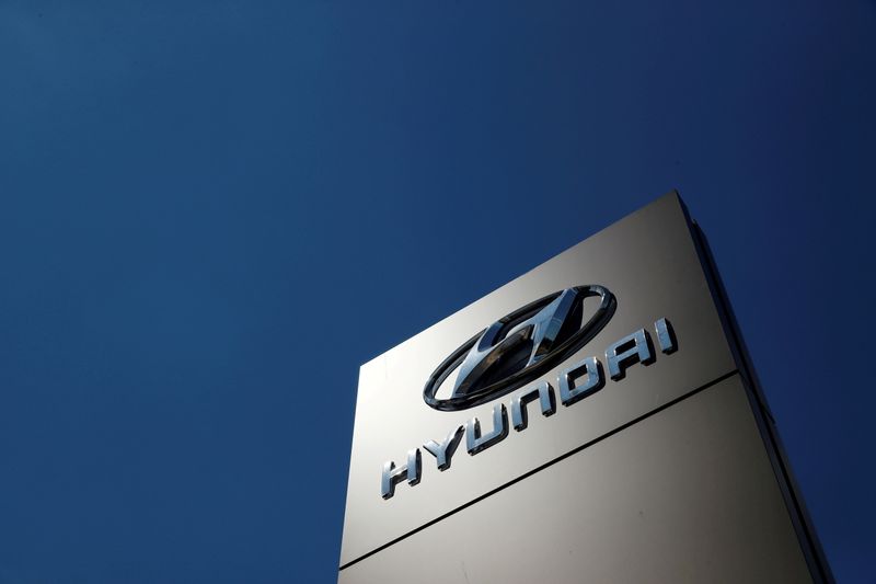 © Reuters. Placa da Hyundai é vista do lado de fora de um showroom de carros em Bletchley, Milton Keynes, Grã-Bretanha
31/05/2020
REUTERS/Andrew Boyers