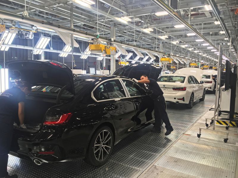 &copy; Reuters. Foto de archivo: Los empleados trabajan en un automóvil BMW Serie 3 durante una gira de prensa en la nueva planta del fabricante de automóviles alemán BMW en San Luis Potosí