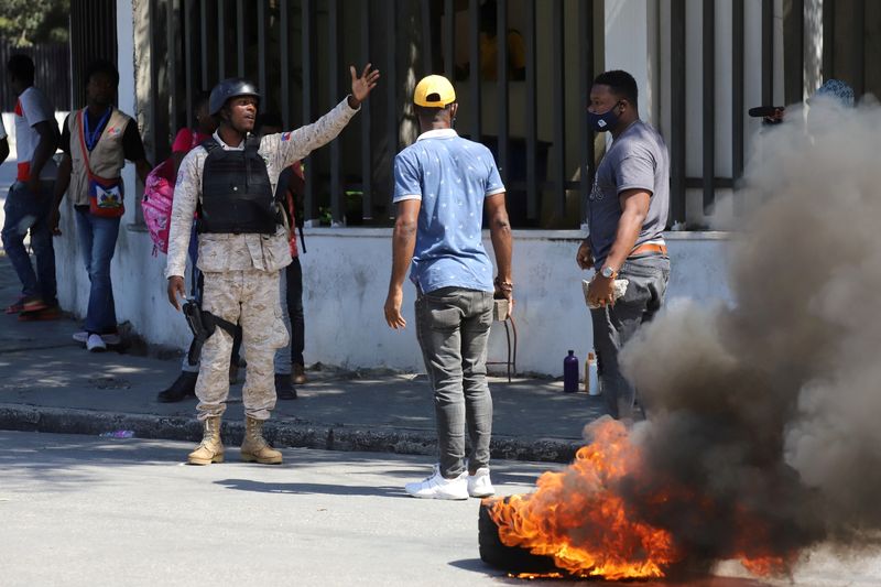 &copy; Reuters. A member of the Haitian National Police deters protesters in front of the National Palace during a demonstration against insecurity and fuel shortages, in Port-au-Prince, Haiti October 25, 2021. REUTERS/Ralph Tedy Erol