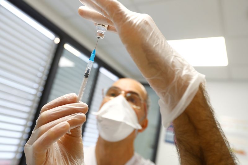 &copy; Reuters. FOTO DE ARCHIVO: El enfermero Guillermo Monzón prepara la vacuna de Pfizer contra la enfermedad del coronavirus (COVID-19) en Telde, en la isla de Gran Canaria, España 31 de marzo de 2021. REUTERS/Borja Suárez