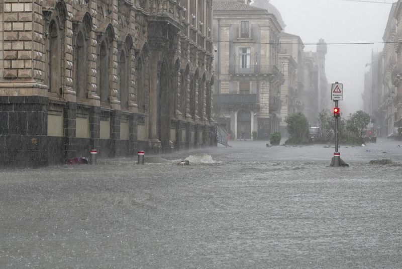 &copy; Reuters. Calles inundadas en Catania, Italia, 26 octubre 2021.
REUTERS/Antonio Parrinello