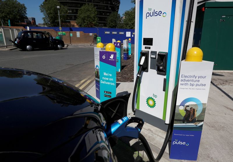 &copy; Reuters. FOTO DE ARCHIVO: En la imagen se ve cómo se carga un taxi eléctrico en un punto de carga de vehículos eléctricos BP Pulse en Londres, Reino Unido, el 16 de julio de 2021.