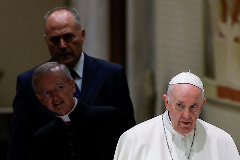 &copy; Reuters. البابا فرنسيس يصل لحضور اجتماع كنسي في الفاتيكان يوم الاثنين. تصوير: جوجليلمو مانجيانبين - رويترز.