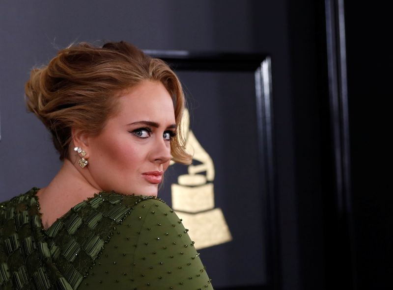 &copy; Reuters. Adele chega à cerimônia de entrega dos prêmios Grammy, em Los Angeles
12/2/2017 REUTERS/Mario Anzuoni