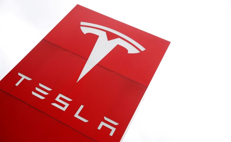 &copy; Reuters. FILE PHOTO: The logo of car manufacturer Tesla is seen at a dealership in London, Britain, May 14, 2021. REUTERS/Matthew Childs/File Photo