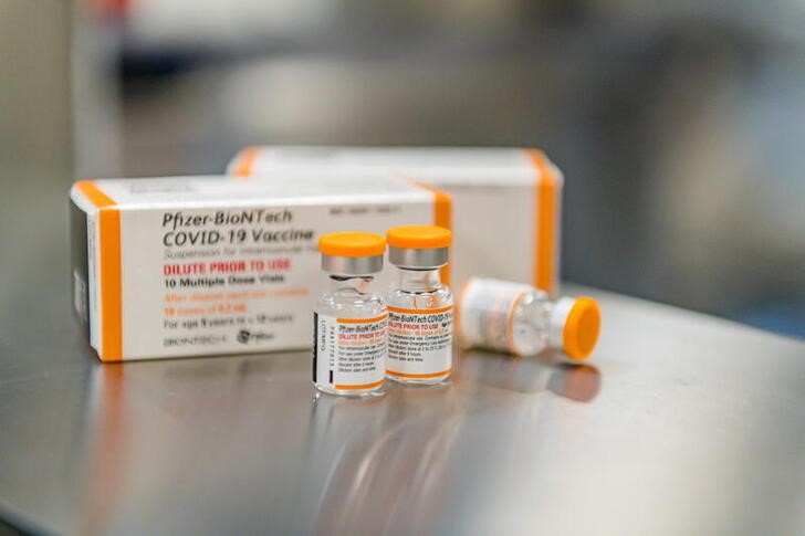 &copy; Reuters. 米食品医薬品局（ＦＤＡ）の諮問委員会は２６日、５─１１歳に対するファイザー・ビオンテック製の新型コロナウイルスワクチン接種を推奨することを決定した。写真はファイザー製ワク