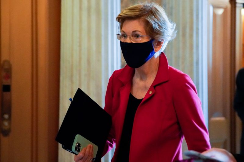 &copy; Reuters. U.S. Senator Elizabeth Warren (D-MA) walks to the Senate floor during a vote at the U.S. Capitol in Washington, U.S., October 26, 2021. REUTERS/Elizabeth Frantz