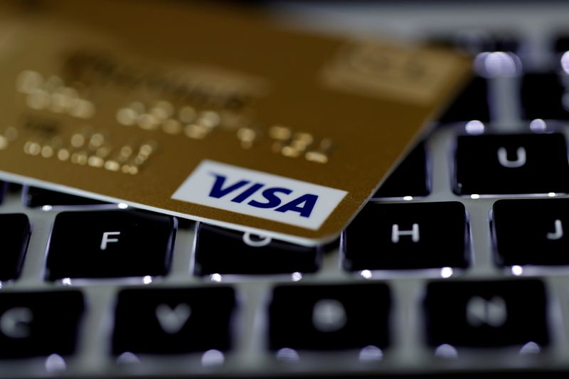 &copy; Reuters. IMAGEN DE ARCHIVO. Una tarjeta de crédito de Visa se ve sobre el teclado de un computador en esta ilustración tomada el 6 de septiembre de 2017. REUTERS/Philippe Wojazer/Ilustración