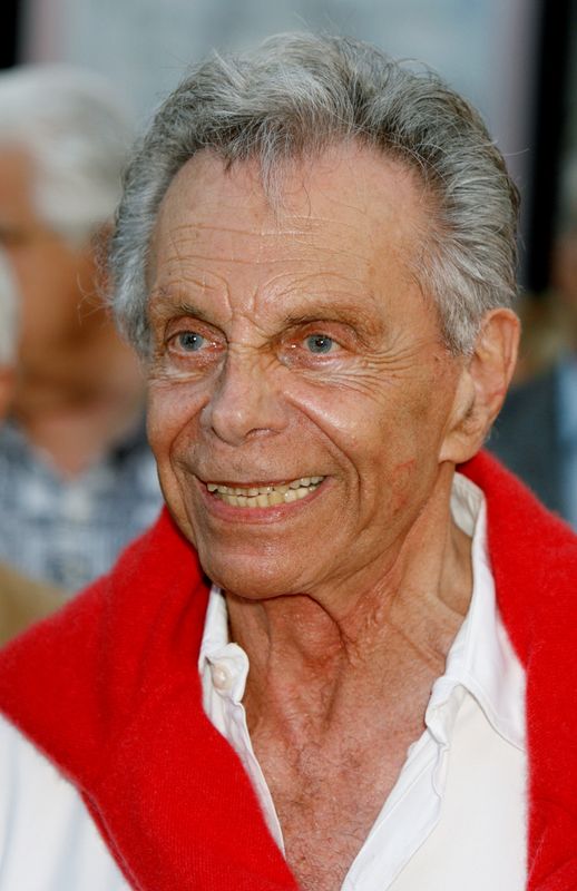 &copy; Reuters. FILE PHOTO: Political satirist Mort Sahl poses as he arrives for his 80th birthday salute featuring top name comedians in Los Angeles, California June 28, 2007. REUTERS/Fred Prouser