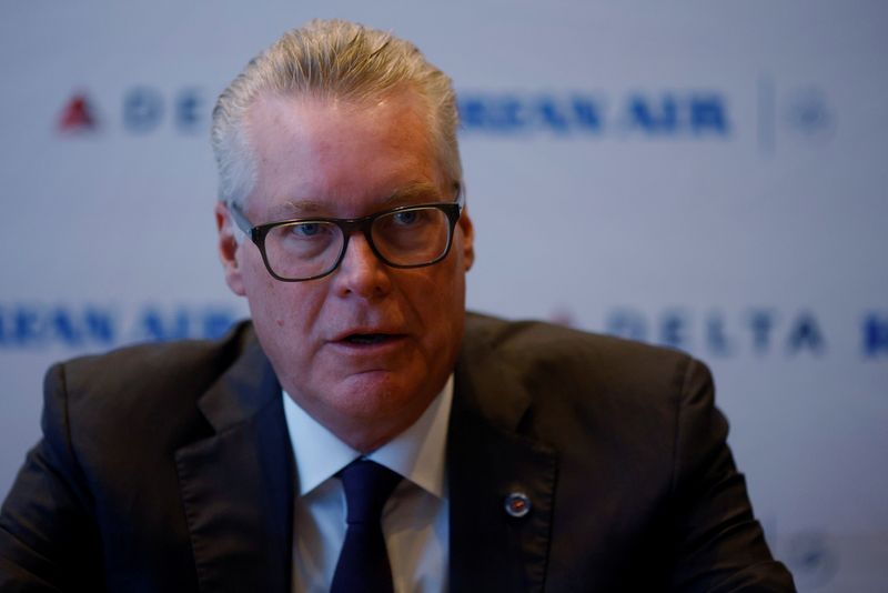 &copy; Reuters. FILE PHOTO: Ed Bastian, CEO of Delta Air Lines, answers questions from reporters at the International Air Transport Association’s Annual General Meeting in Boston, Massachusetts, U.S., October 3, 2021.   REUTERS/Brian Snyder