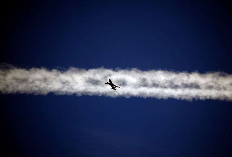 &copy; Reuters. FILE PHOTO: An aeroplane flies underneath the jet stream of another aircraft above the Italian city of Padova September 18, 2013.    REUTERS/David Gray