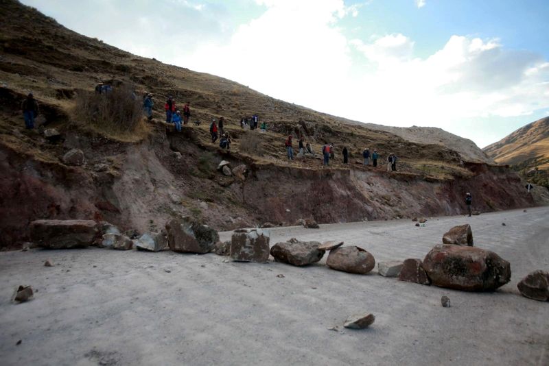 &copy; Reuters. IMAGEN DE ARCHIVO REFERENCIAL. Residentes bloquean un camino durante una manifestación contra la minera Las Bambas, en Apurímac, Perú. Septiembre 29, 2015. REUTERS/Archivo