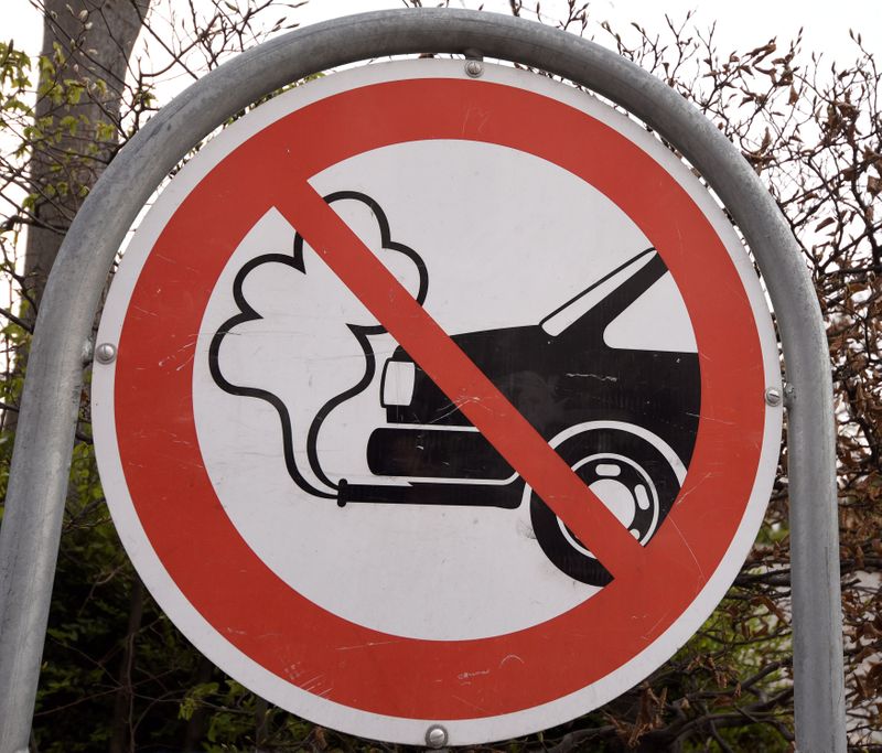 &copy; Reuters. FILE PHOTO: An anti-exhaust emission traffic sign is pictured in Copenhagen, Denmark April 18, 2017.  REUTERS/Fabian Bimmer