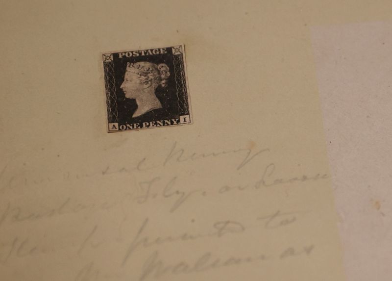 &copy; Reuters. 　１８４０年に世界で初めて発行された郵便切手「ペニー・ブラック」がオークションに掛けられることになった。１０月１９日撮影（２０２１年　ロイター／Hannah McKay）