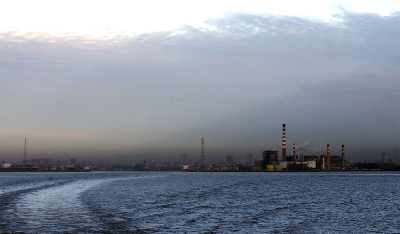 &copy; Reuters. FILE PHOTO: Smoke comes out of an electric plant on the shore of the polluted River Plate in Buenos Aires, Argentina, June 5, 2017. REUTERS/Marcos Brindicci