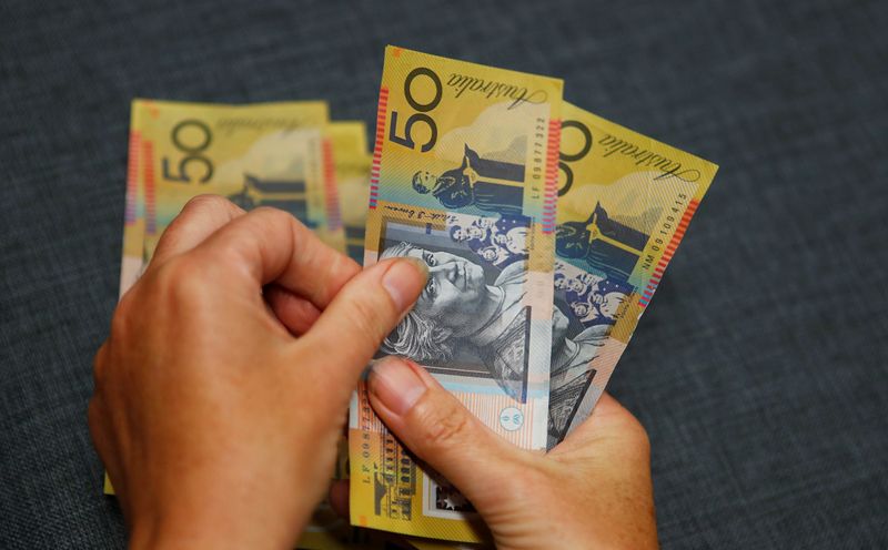 © Reuters. Australian dollars are seen in an illustration photo February 8, 2018. REUTERS/Daniel Munoz