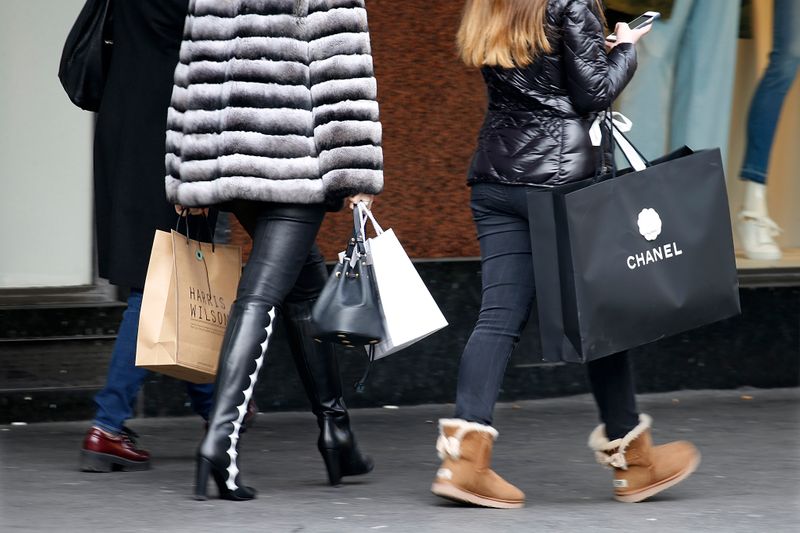 &copy; Reuters. FILE PHOTO: Customers carry shopping bags with purchases outside a department store in Paris, France, February 26, 2016. French consumer prices fell 0.1 percent over 12 months, the INSEE statistic agency said in a first estimate of EU-harmonised inflation